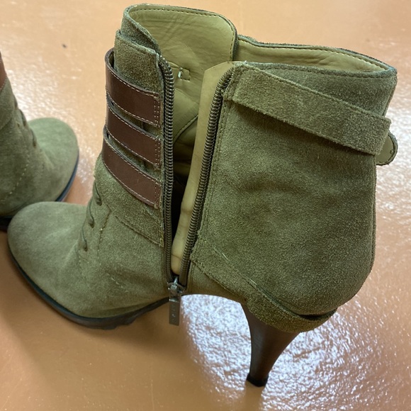 Nine West suede leather army green booties. Size 10 side zipper. Worn few times. - Picture 4 of 8